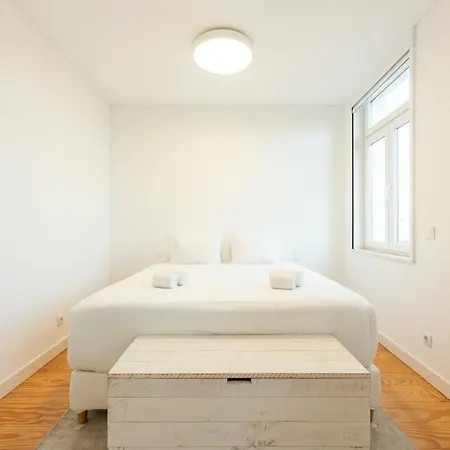 Bairro Alto Bright With Ac Elevator Apartment