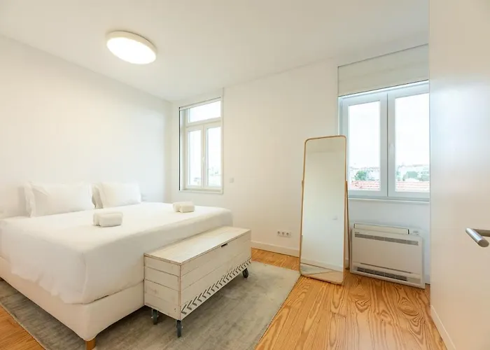 Bairro Alto Bright With Ac Elevator Apartment